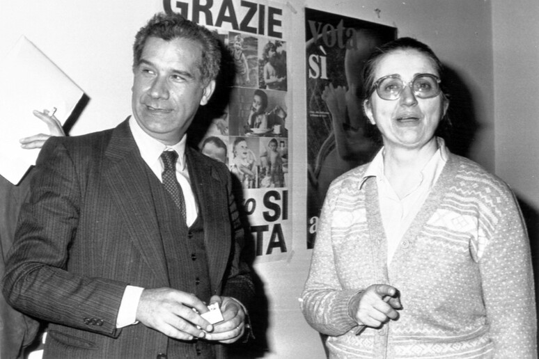 Carlo Casini e Vittoria Quarenghi del  ' 'Movimento per la vita ' ' fotografati nella sede del movimento in attesa dei risultati definitivi del referendum nel 1981 ANSA - RIPRODUZIONE RISERVATA
