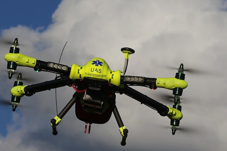 Un drone che consegna un defibrillatore (credit Karolinska Institute) - RIPRODUZIONE RISERVATA