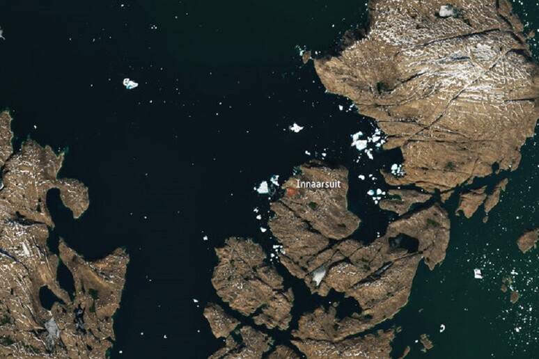 L 'iceberg vicino al villaggio di Innaarsuit , nella costa orientale della Groenlandia, fotografato dal satellite europeo Sentinel-2A (fonte: modified Copernicus Sentinel data (2018), processed by ESA) - RIPRODUZIONE RISERVATA