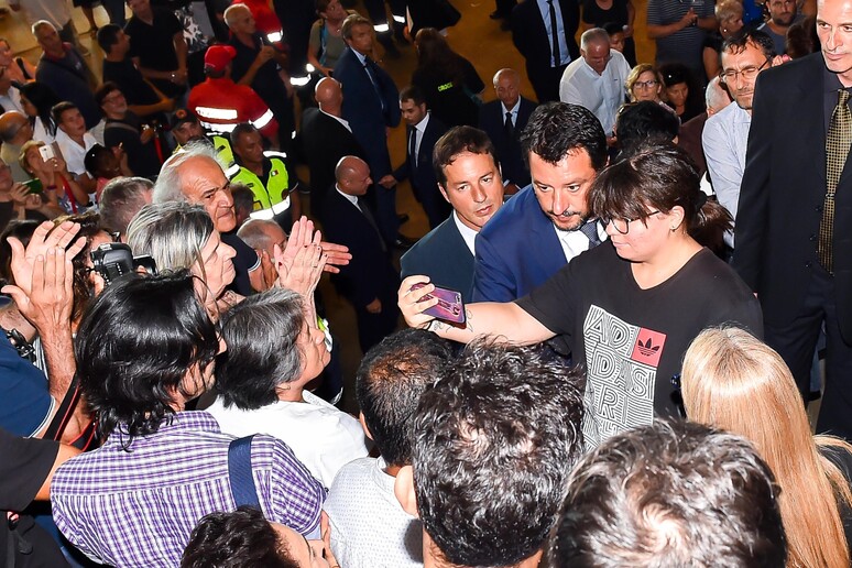 Il selfie di Salvini alla fiera di Genova dopo i funerali di stato delle vittime del crollo del ponte - RIPRODUZIONE RISERVATA