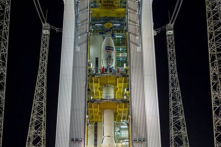 Il satellite Aeolus integrato nel razzo Vega, in attesa del lancio nella base europea di Kourou (fonte: ESA/CNES /Arianespace) - RIPRODUZIONE RISERVATA