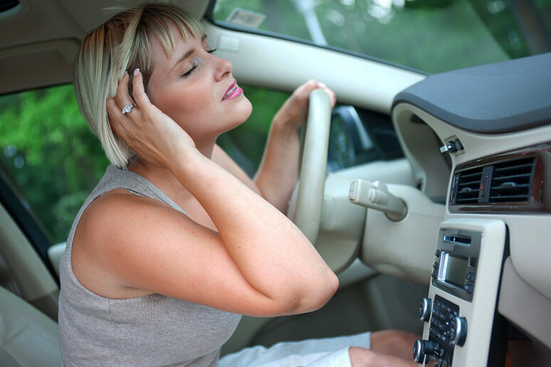 Un articolo del CdS vieta di tenere il motre acceso per far funzionare il climatizzatore se l 'auto è in sosta - RIPRODUZIONE RISERVATA