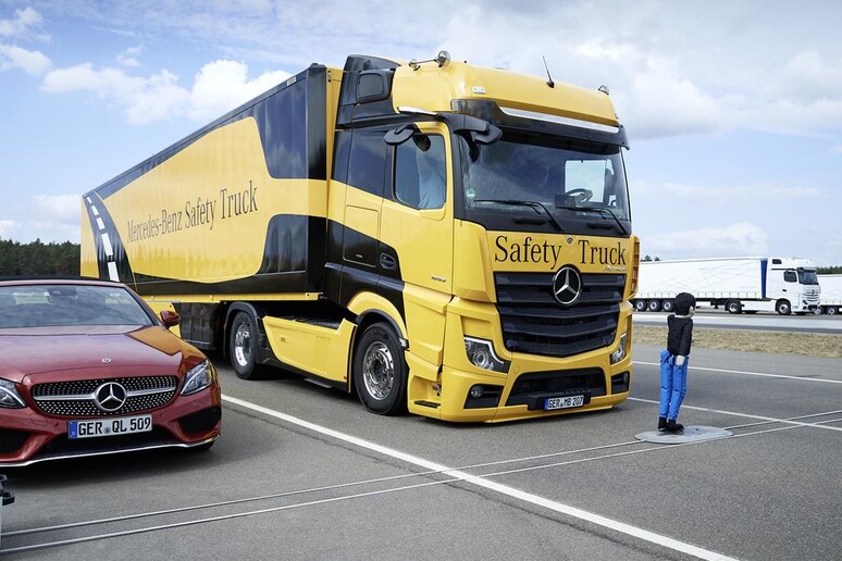 Mercedes Trucks chiede di rendere obbligatori i nuovi sistemi che migliorano la sicurezza dei Tir © ANSA/Daimler Press