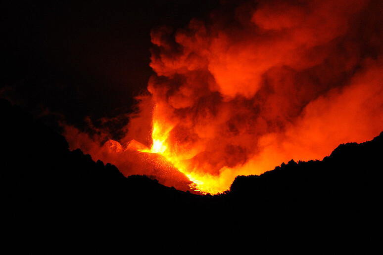 Eruzione dell 'Etna del luglio 2011 (fonte: gnuckx, Wikipedia) - RIPRODUZIONE RISERVATA