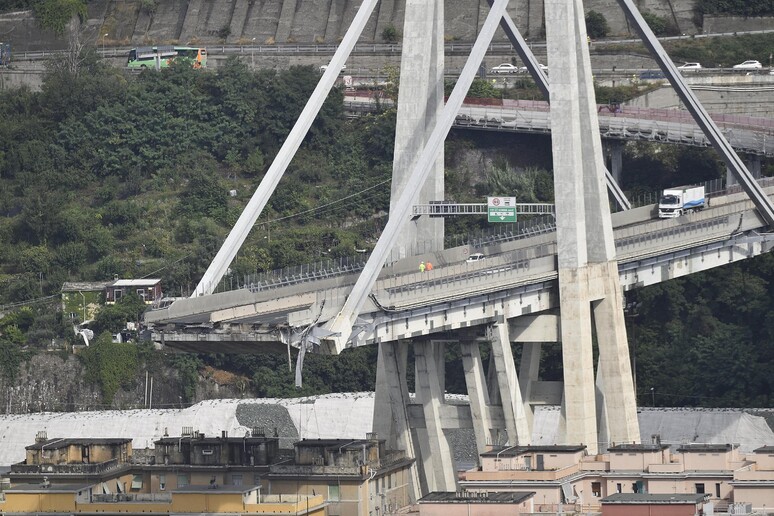 Un troncone del ponte Morandi - RIPRODUZIONE RISERVATA