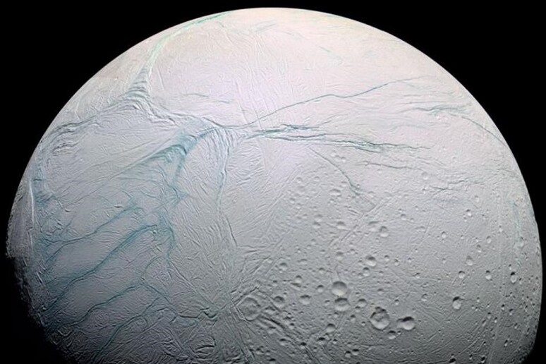 Il polo Sud di Encelado, rigato da fessure da cui fuoriesce acqua ghiacciata. (fonte: NASA, ESA, JPL, SSI, Cassini Imaging Team) - RIPRODUZIONE RISERVATA