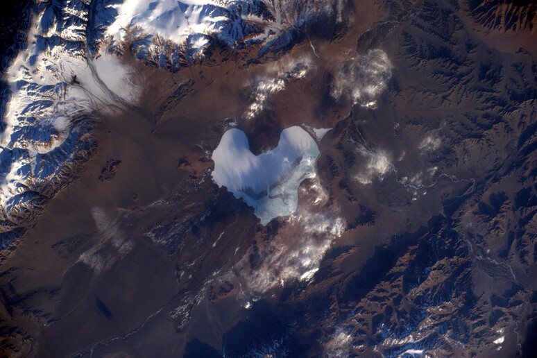 Lago della Mongolia fotografato dall 'astronauta Thomas Pesquet (foto: T. Pesquet/ESA/NASA) - RIPRODUZIONE RISERVATA