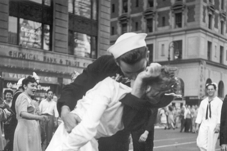 Morto Mendonsa, il marinaio del bacio a Times Square © ANSA/AP