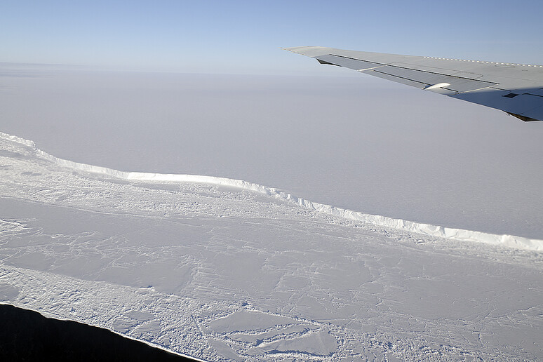 La piattaforma di ghiaccio Brunt, in Antartide (fonte: NASA) - RIPRODUZIONE RISERVATA
