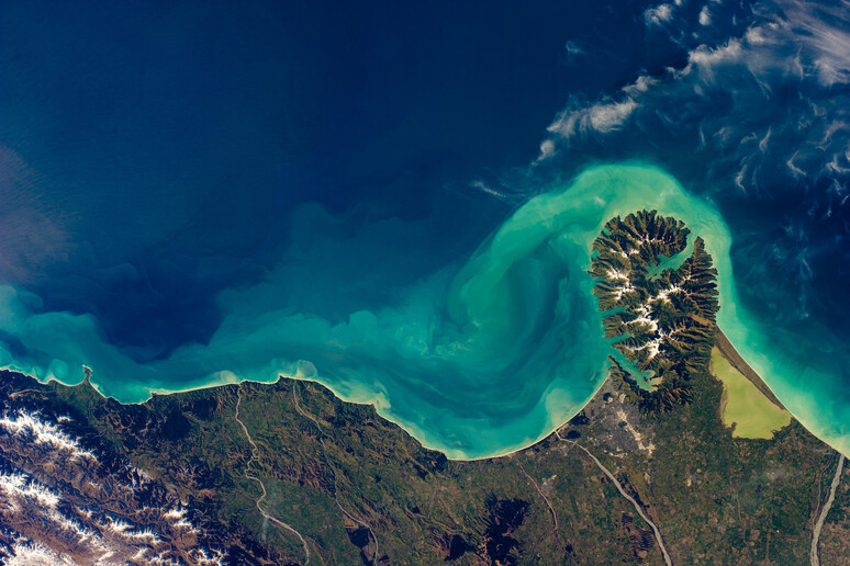 Le correnti oceaniche intorno alla penisola Banks, in Nuova Zelanda, dove i colori delle acque cambiano colore sette volte al giorno (fonte: ESA/A.Gerst) - RIPRODUZIONE RISERVATA