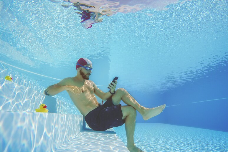 Anche sott 'acqua non si smette di controllare lo smartphone! foto iStock. - RIPRODUZIONE RISERVATA