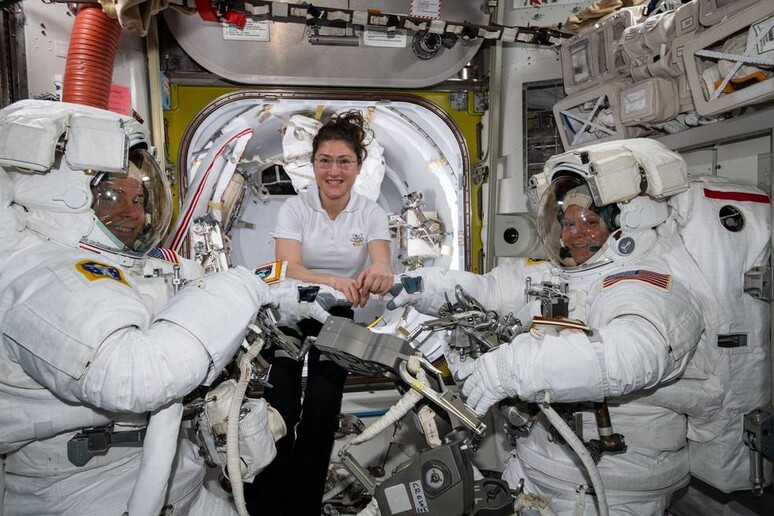 L 'astronauta Christina Koch (al centro) con i colleghi Nick Hague (a sinistra) e Anne McClain mentre preparavano le tute per la  passeggiata spaziale del 22 marzo (fonte: NASA) - RIPRODUZIONE RISERVATA