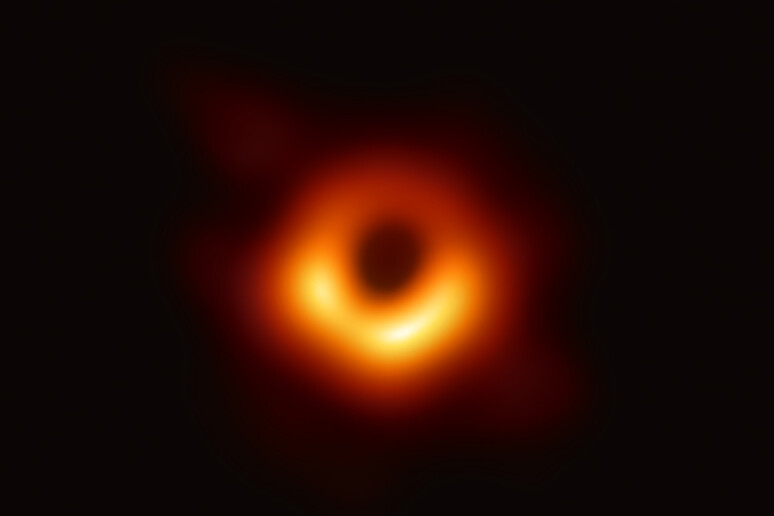 La prima fotografia di un buco nero, si trova nella galassia M87, a 55 milioni di anni luce dalla Terra (fonte: Collaborazione EHT) - RIPRODUZIONE RISERVATA