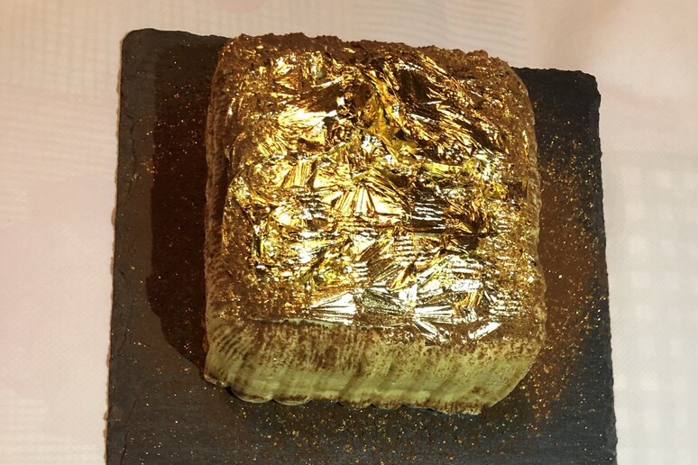 Il tiramisù con una foglia d 'oro di Andrea Ciccolella - RIPRODUZIONE RISERVATA