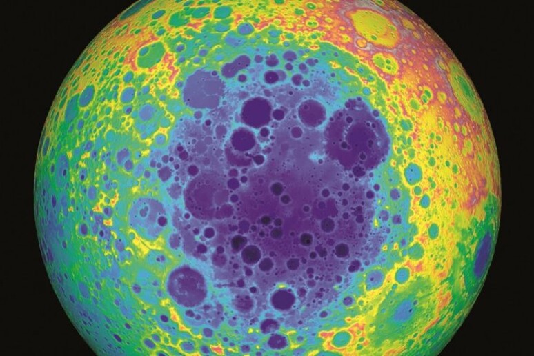 Il Polo Sud della Luna, in falsi colori (fonte: NASA/GSFC/University of Arizona) - RIPRODUZIONE RISERVATA