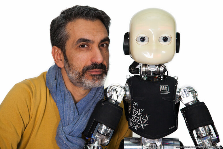 Giorgio Metta con il robot iCub (fonte: D.Farina, © 2016 IIT) - RIPRODUZIONE RISERVATA
