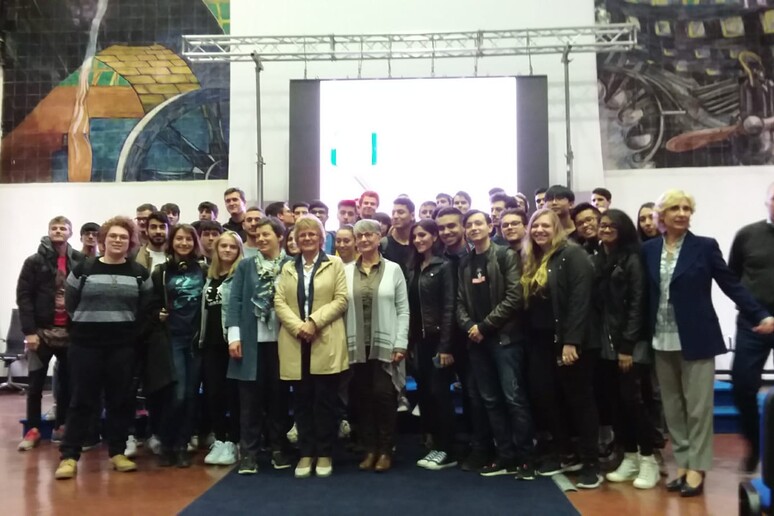Elena Cattaneo, con gli studenti e gli insegnanti dell 'Istituto Galileo Galilei di Roma, nell 'incontro inaugurale dell 'Unistem Tour 2019 (fonte: Davide Patitucci) - RIPRODUZIONE RISERVATA