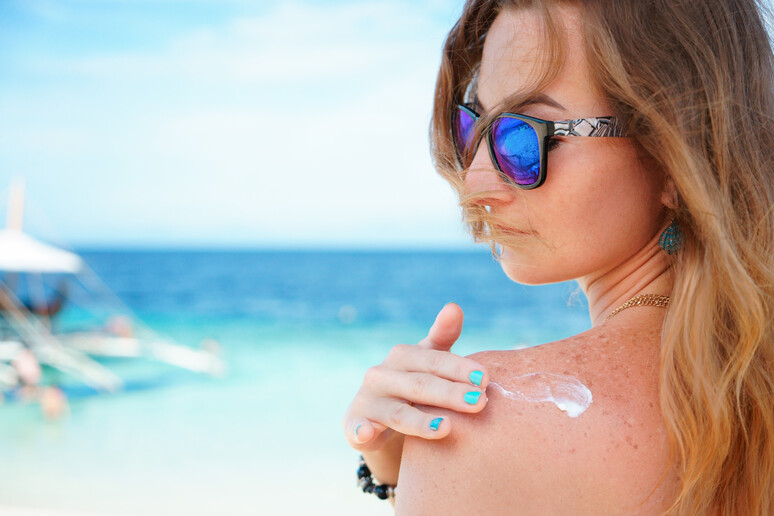 Appello a guardarsi dal sole di una donna colpita da melanoma - RIPRODUZIONE RISERVATA