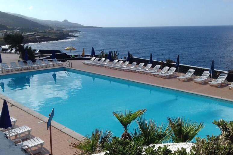 La piscina dell 'hotel Punta Fram - RIPRODUZIONE RISERVATA