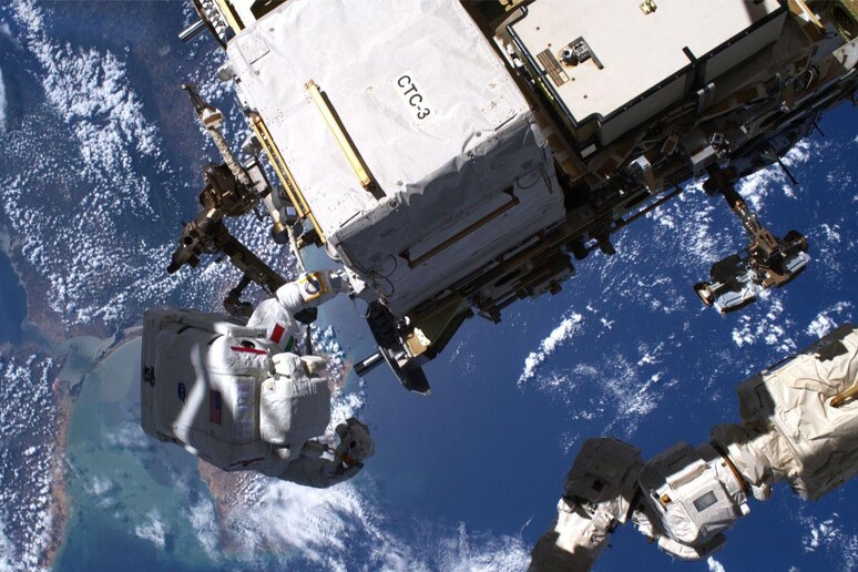 L 'astronauta Luca Parmitano al lavoro sullo strumento Ams durante una delle passeggiate spaziali della missione Beyond (donte: ESA, NASA) - RIPRODUZIONE RISERVATA
