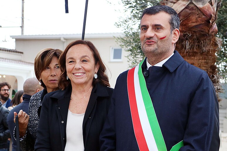 Il ministro dell 'Interno, Luciana Lamorgese, con il sindaco di Bari e presidente dell 'ANCI, Antonio Decaro - RIPRODUZIONE RISERVATA