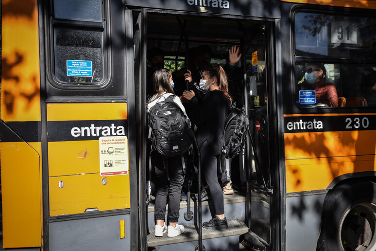 Studenti su un bus - RIPRODUZIONE RISERVATA
