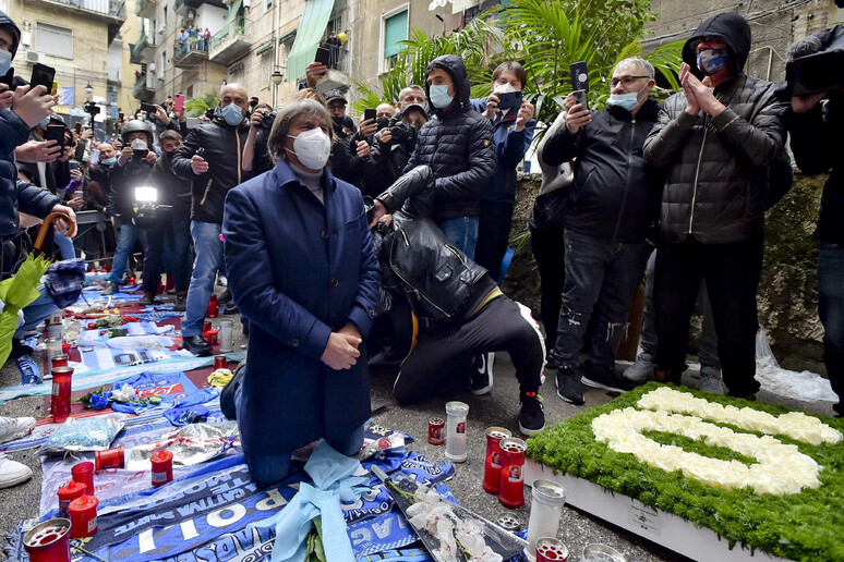 Bruno Conti in ginocchio davanti al murales di Maradona - RIPRODUZIONE RISERVATA