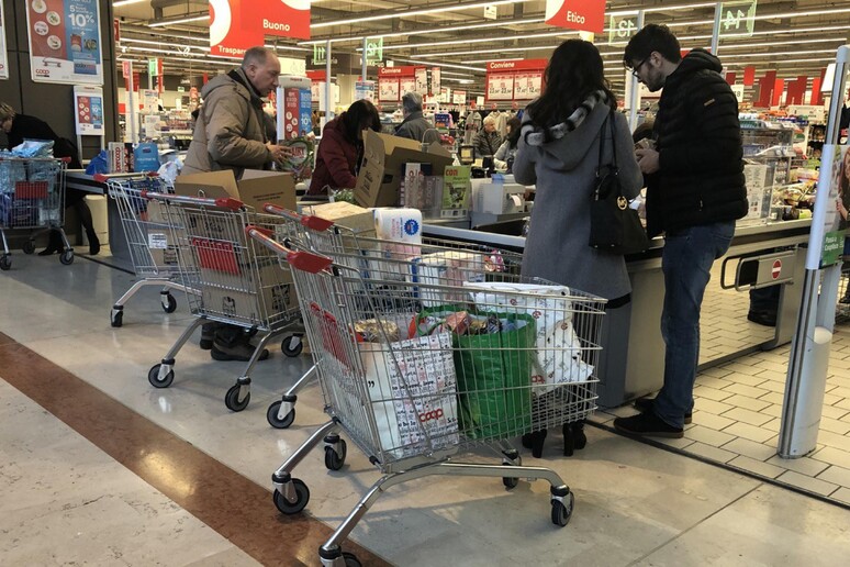 Scaffali vuoti in un supermercato di Vignate (Milano) - RIPRODUZIONE RISERVATA