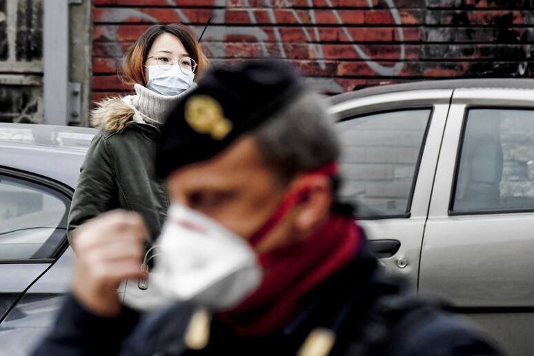 Coronavirus: Napoli, mascherine e guanti davanti uffici PS - RIPRODUZIONE RISERVATA