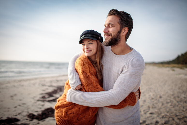Una coppia felice al mare d 'inverno (foto iStock) - RIPRODUZIONE RISERVATA
