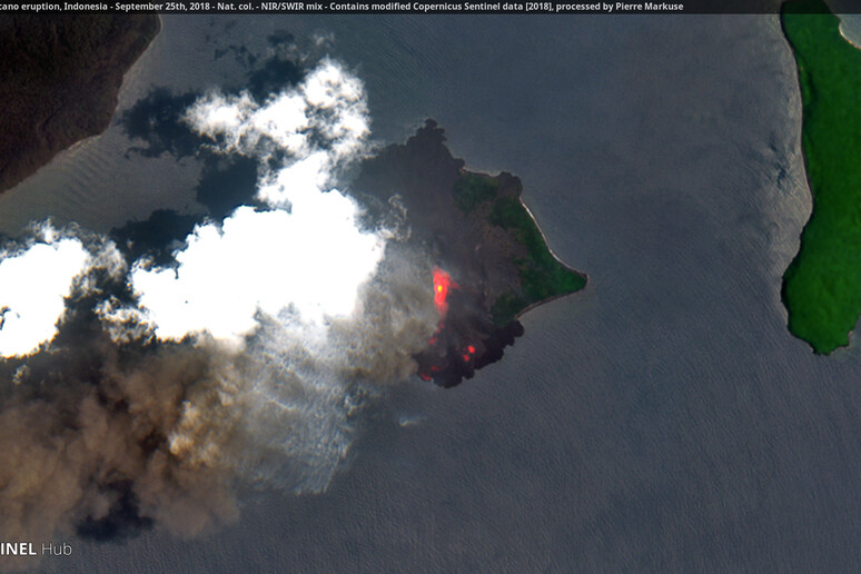 L 'eruzione del vulcano Anak Krakatau visto dai satelliti del programma Copernicus (fonte: Contains modified Copernicus Sentinel data [2018], processed by Pierre Markuse, Flickr) - RIPRODUZIONE RISERVATA