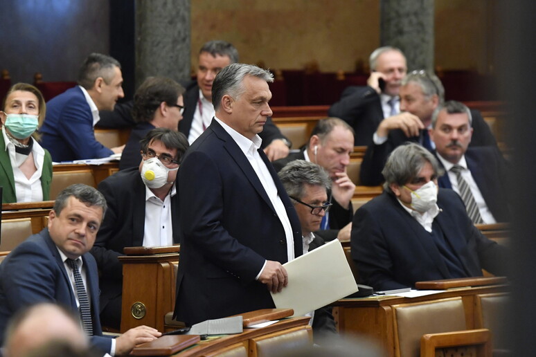 Il Parlamento ungherese ha dato pieni poteri al primo ministro ungherese Victor Orban © ANSA/EPA