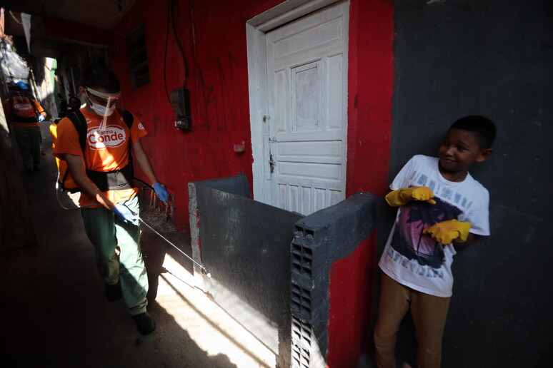 Ceste cibo per poveri mandano in rovina botteghe locali Favelas © ANSA/EPA