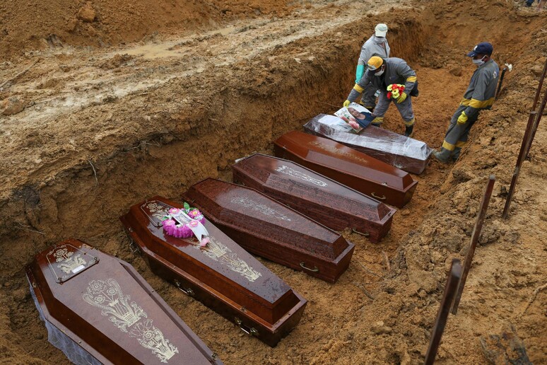 Nossa Senhora, il cimitero di Manaus, nello stato dell 'Amazzonia in Brasile © ANSA/AFP