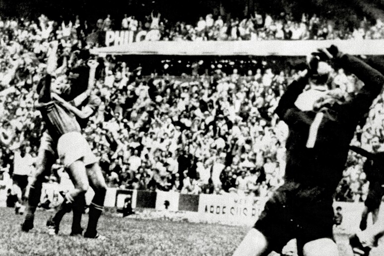 Il gol della vittoria di Rivera e la disperazione del portiere Mayer durante la semifinale Italia-Germania il 7 giugno 1970 allo Stadio Azteca di Citta ' del Messico. Definita  'partita del secolo ', si chiuse 4-3 in favore degli azzurri. - RIPRODUZIONE RISERVATA