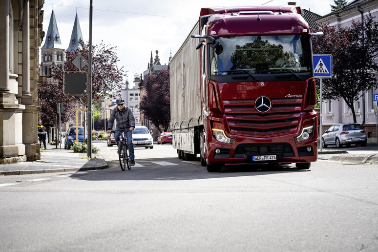Daimler Truck, sistemi assistenza integrati per la sicurezza - RIPRODUZIONE RISERVATA