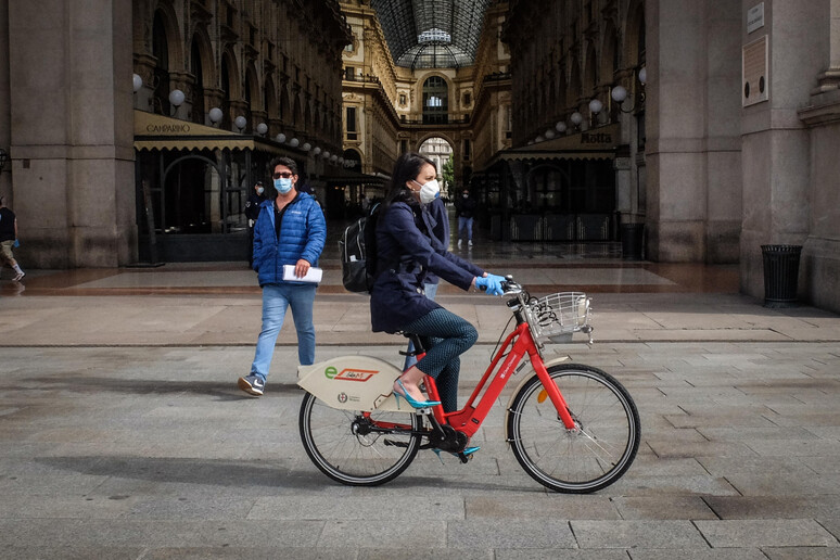 Una persona in bicicletta in piazza Duomo (archivio) - RIPRODUZIONE RISERVATA