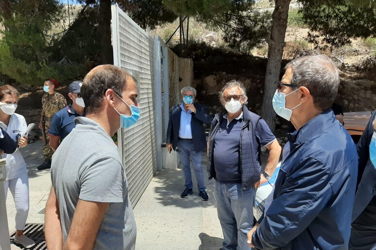 Migranti: Musumeci e Razza visitano hotspot Lampedusa - RIPRODUZIONE RISERVATA