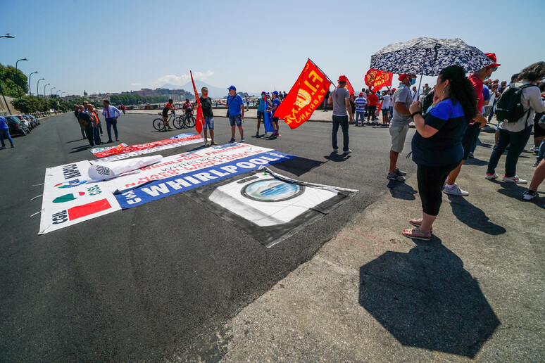Manifestazione operai Whirlpool a Napoli - RIPRODUZIONE RISERVATA
