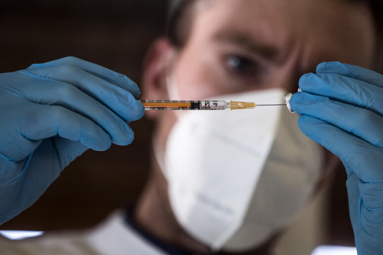 Preparazione di un vaccino - RIPRODUZIONE RISERVATA