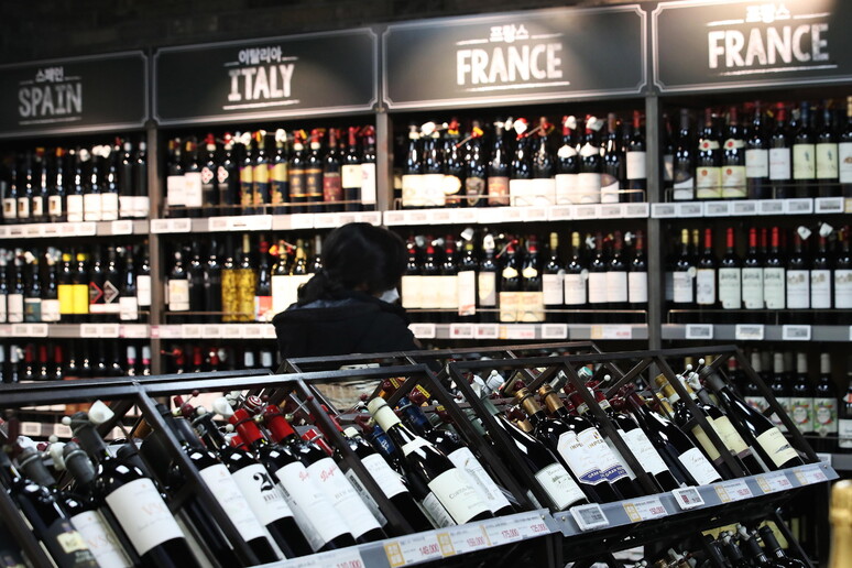 Vino made in Italy, cala l 'export del 3,4% in 10 mesi ma la Francia perde quattro volte di più © ANSA/EPA