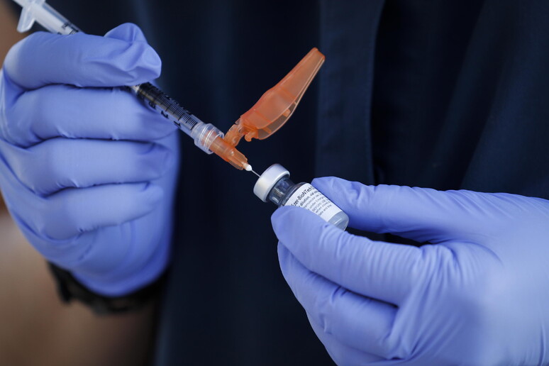 Pfizer-BioNTech, al via test clinici vaccino contro Omicron © ANSA/EPA