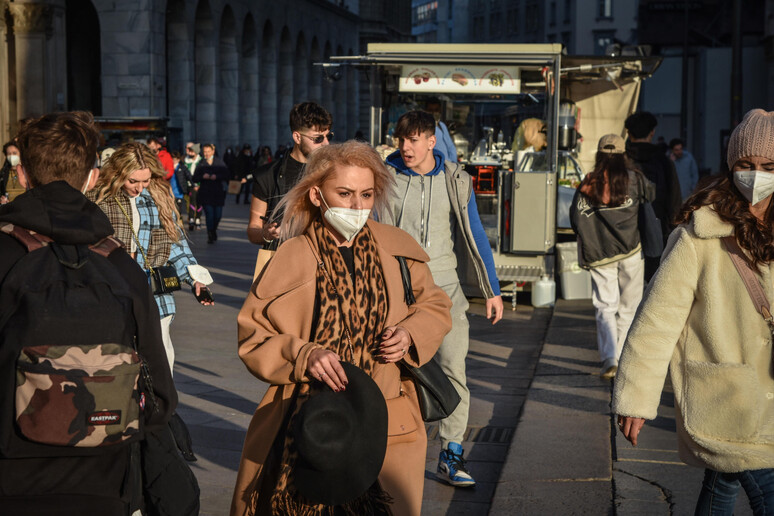 Covid: stop alla mascherina, ma a Milano tanti la indossano - RIPRODUZIONE RISERVATA
