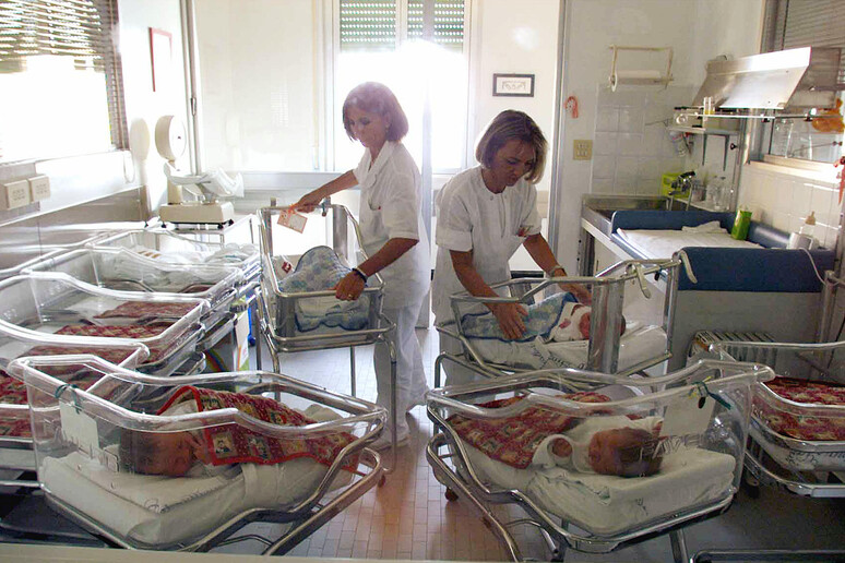 Una foto di archivio di una nursery di un ospedale pediatrico - RIPRODUZIONE RISERVATA