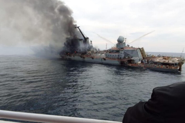 L 'incrociatore Moskva mentre va a fuoco dopo essere stata colpito (archivio) - RIPRODUZIONE RISERVATA