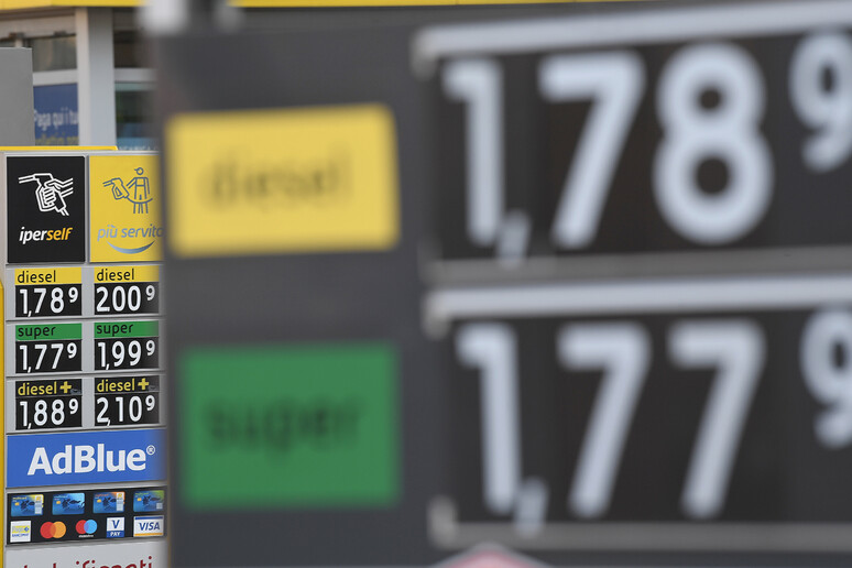 Benzina: con taglio accise sconto al consumo da 30,5 cents - RIPRODUZIONE RISERVATA