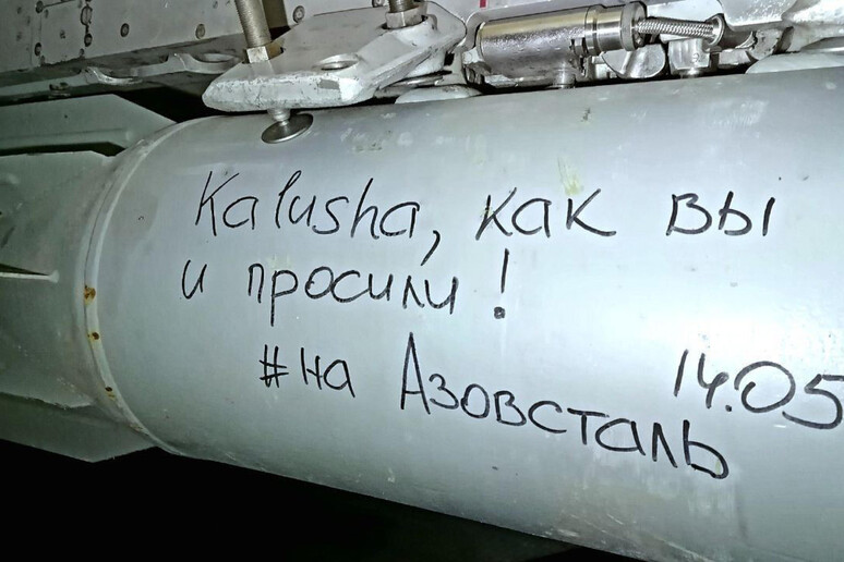 Kiev,  'russi scrivono frasi della band Kalush su bombe Azovstal ' - RIPRODUZIONE RISERVATA