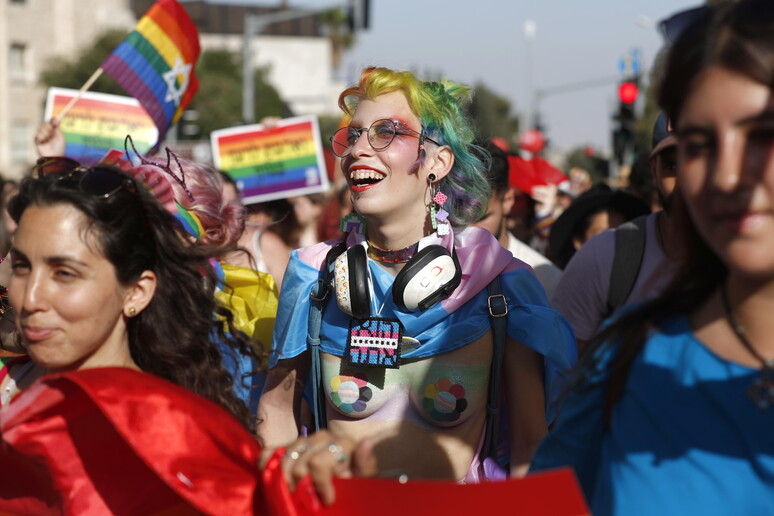 Un momento della  'Pride parade ' dell 'anno scorso a Gerusalemme © ANSA/EPA