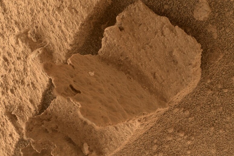Su Marte una roccia simile a un libro aperto, soprannominata ‘Terra Firme’ (fonte: NASA/JPL-Caltech/MSSS) - RIPRODUZIONE RISERVATA