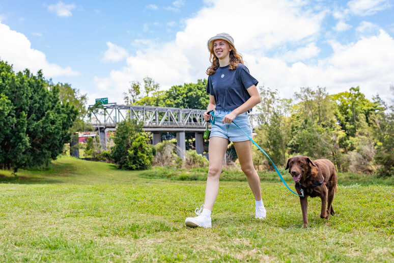 Una adolescente a passeggio con il suo cane, foto iStock. - RIPRODUZIONE RISERVATA